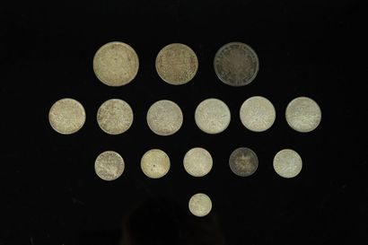 null Ensemble de pièces en argent comprenant :

deux pièces de 5 francs Napoléon...