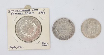 null Ensemble de trois pièces en argent :

1 pièce de 50 francs Hercule 1980, sup.

1...