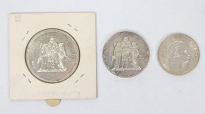 null Ensemble de trois pièces en argent :

1 pièce de 50 francs Hercule 1980, sup.

1...