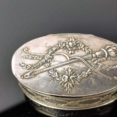 null Boîte à pilules en argent à décor de style Louis XVI de trophée et guirlandes...