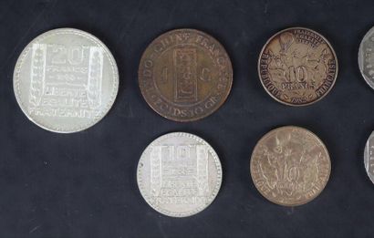 null Important ensemble de pièces en argent comprenant: 

- 22 pièces des 50 francs...