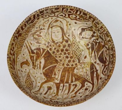 null Belle coupe en lustre de Kashan

Pâte siliceuse à décor de lustre métallique

Iran,...