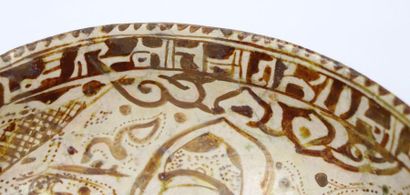 null Belle coupe en lustre de Kashan

Pâte siliceuse à décor de lustre métallique

Iran,...