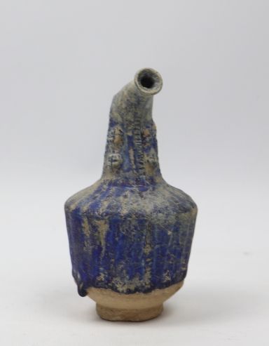null Coupe et petit pichet

Pâte siliceuse à glaçure cobalt

Iran, XII-XIIIe siècle,...