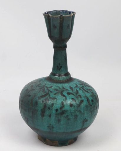 null Vase bouteille

Pâte siliceuse à décor noir sous glaçure turquoise

Iran, Kashan,...