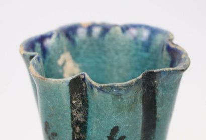 null Vase bouteille

Pâte siliceuse à décor noir sous glaçure turquoise

Iran, Kashan,...