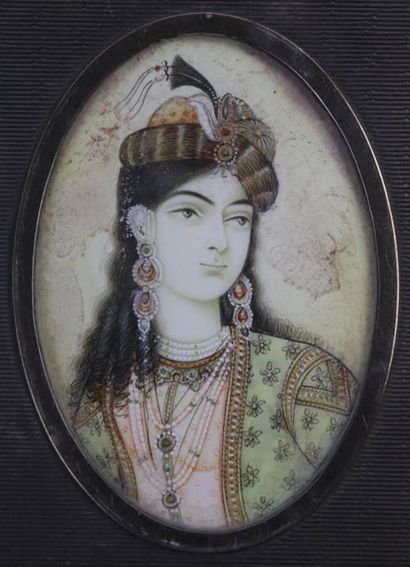 null Miniature persane figurant le portrait d'une princesse, ornant le couvercle...