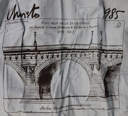 null CHRISTO (1935-2020).

LE PONT NEUF, 1985.

Chemise à décor imprimé dans le dos...