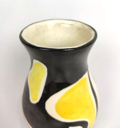 null Roland BRICE (1911-1989).

Vase ovoïde en céramique émaillée à décor libre polychrome.

Signature...