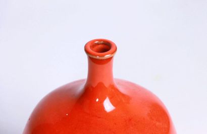 null Dans le goût de Georges JOUVE.

Vase en céramique émaillée orange.

Porte une...