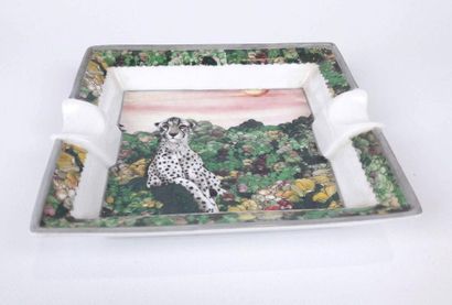 null RAYNAUD & Cie LIMOGES.

Cendrier en porcelaine à décor polychrome d'un léopard...
