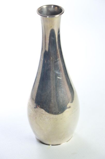 null David ANDERSEN (1843-1901).

Vase balustre en argent, le corps uni de modèle...