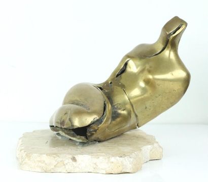 V. BARDIERI (?). 
Femme nue allongée. 
Bronze...