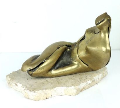 null V. BARDIERI (?).

Femme nue allongée.

Bronze sur socle en pierre.

Numéroté...
