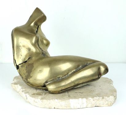 null V. BARDIERI (?).

Femme nue allongée.

Bronze sur socle en pierre.

Numéroté...