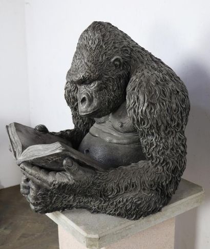 null Michel ROHMER.

Gorille lisant.

Importante sculpture en composition.

H_61...