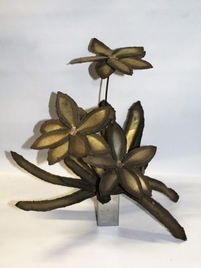 null Travail français des années 1970.

Fleurs

Sculpture en métal forgé et doré.

H_50...