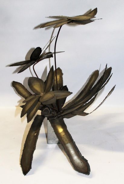 null Travail français des années 1970.

Fleurs

Sculpture en métal forgé et doré.

H_50...