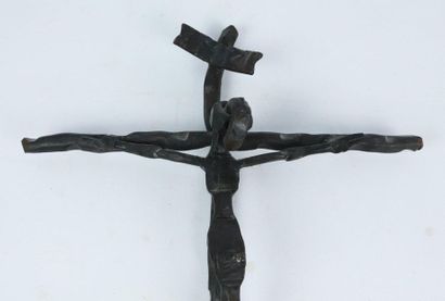 null Travail français du XXème siècle.

Crucifix en bronze.

H_40 cm L_32 cm 

