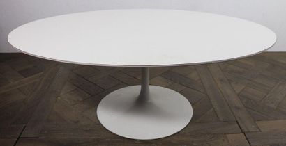  KNOLL INTERNATIONAL. 
Table basse Tulip, le plateau en bois lamifié blanc de forme...