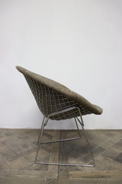  Harry BERTOIA (1915-1978). 
Paire de chaises modèle 421 diamant. 
Garniture de tissu...