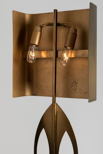 null Maison Charles, Paris 

Lampe en bronze doré et feuille d'acier

Signée sur...