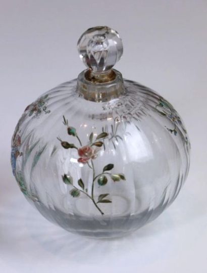 null Emile GALLÉ (1846-1904).

Vase globulaire à pans en cristal clair à décor émaillé...