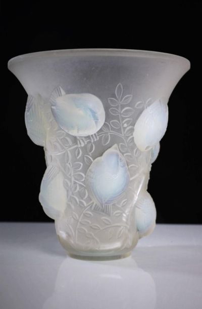 René LALIQUE (1860-1945).

Vase cornet modèle...