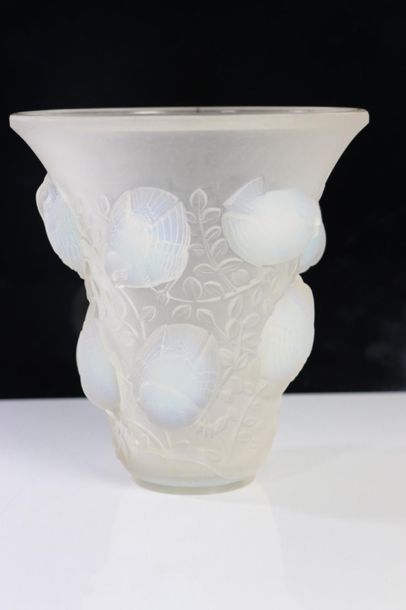 null René LALIQUE (1860-1945).

Vase cornet modèle "Saint-François" (créé le 4 octobre...