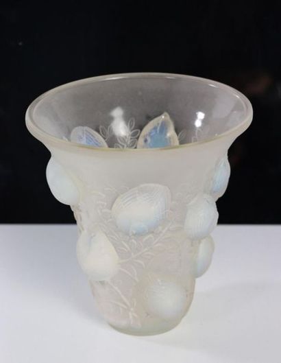 null René LALIQUE (1860-1945).

Vase cornet modèle "Saint-François" (créé le 4 octobre...