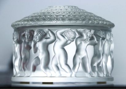 null LALIQUE France.

Boîte "Enfants" en verre moulé pressé satiné, à décor d'une...