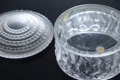 null LALIQUE France.

Boîte "Enfants" en verre moulé pressé satiné, à décor d'une...