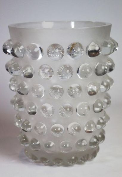 null LALIQUE France.

Vase "Mossi" en en verre blanc moulé-pressé et opalescent à...