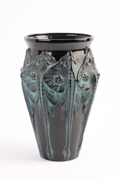null SABINO.

Vase en verre bleu profond à patine verte, à décor répétées de raies.

Signé...