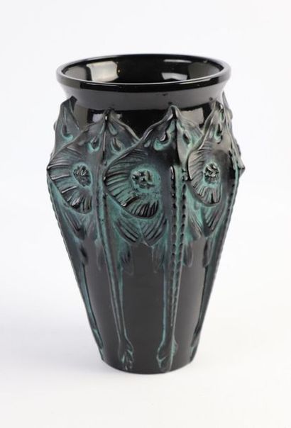  SABINO. 
Vase en verre bleu profond à patine verte, à décor répétées de raies. 
Signé...