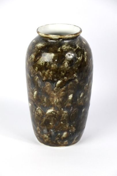 LIMOGES. 
Vase de forme ovoïde en porcelaine...