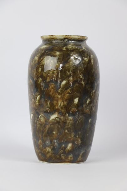 null LIMOGES.

Vase de forme ovoïde en porcelaine à décor émaillé brun et bleu.

Marques...