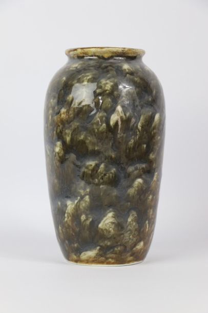 null LIMOGES.

Vase de forme ovoïde en porcelaine à décor émaillé brun et bleu.

Marques...