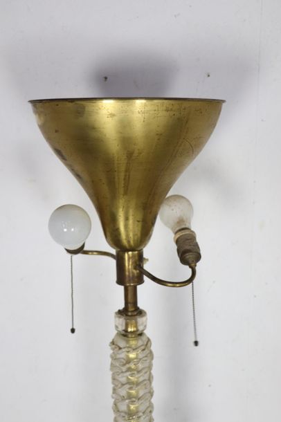 null Travail italien vers 1930.

Lampe de parquet en verre de Murano et laiton.

H_150...