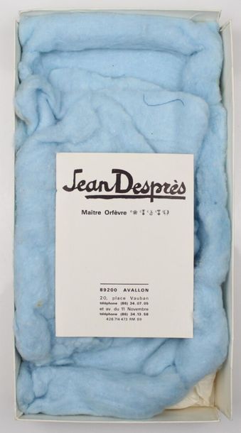 null Jean DESPRES (1889-1980).

Boite rectangulaire en métal argenté martelé, le...