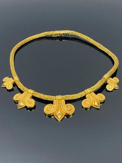 null Parure en or jaune à décor de fleurs de lys comprenant un collier et une paire...