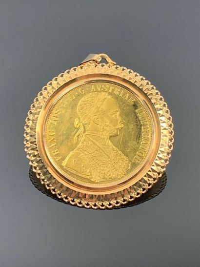 null Pièce austro-hongroise en or jaune, montée en pendentif en or.

D_5,3 cm. 21,59...