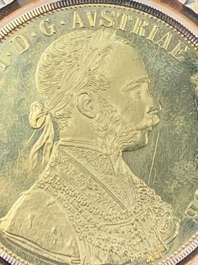null Pièce austro-hongroise en or jaune, montée en pendentif en or.

D_5,3 cm. 21,59...
