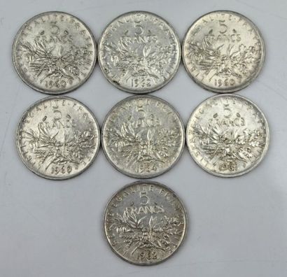 null Sept pièces de cinq francs en argent comprenant:

trois pièces de 1960,

deux...