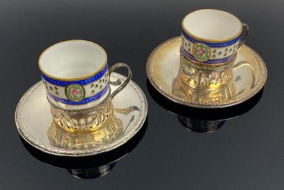 null Emile PUIFORCAT.

Paire de tasses en porcelaine à décor dans le style de Sèvres.

Les...