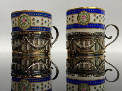 null Emile PUIFORCAT.

Paire de tasses en porcelaine à décor dans le style de Sèvres.

Les...