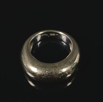 null Large bague anneau en or blanc.

Tour de doigt : 56

17.45 grammes, 18K, 75...