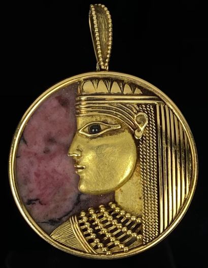 null Large pendentif en or jaune figurant un profil d'égyptienne sur fond de 

marbre...