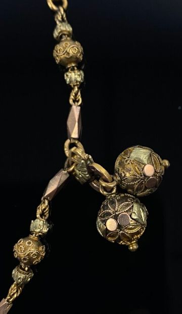 null Chaine de montre en or jaune, breloques et porte-mines en forme de clef.

XIXème...