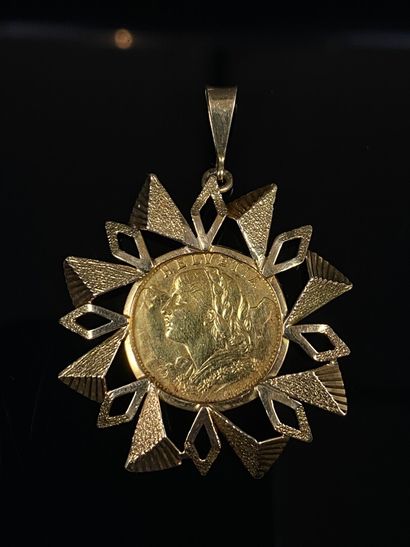 null Pièce en or de 20 francs suisse, montée en pendentif en or jaune.

D_4 cm.

11,84...